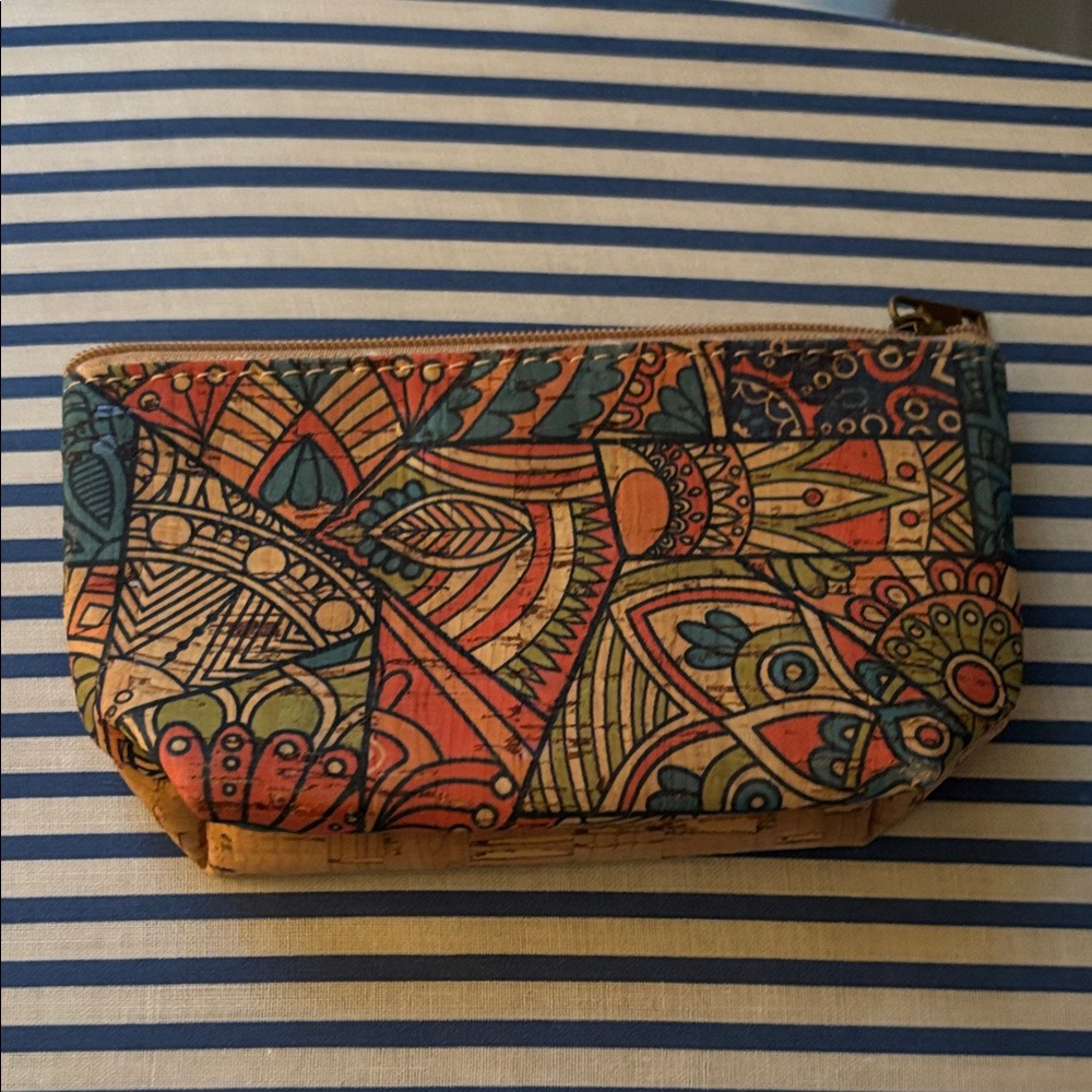 Cork coin purse/pouch.  Measures 5.5” x 3”
